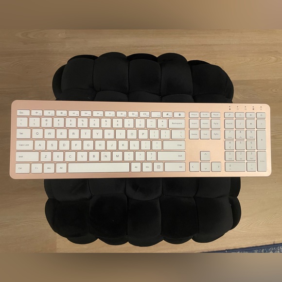 Rose gold wireless key board - Picture 2 of 3